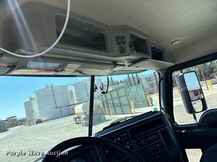 image for item DH8688 2020 Mack Anthem AN64T semi truck