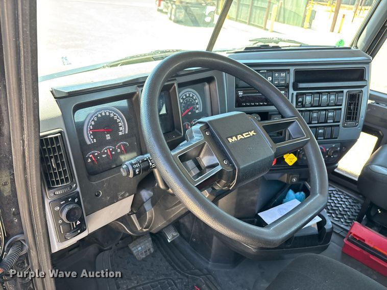 image for item DH8688 2020 Mack Anthem AN64T semi truck