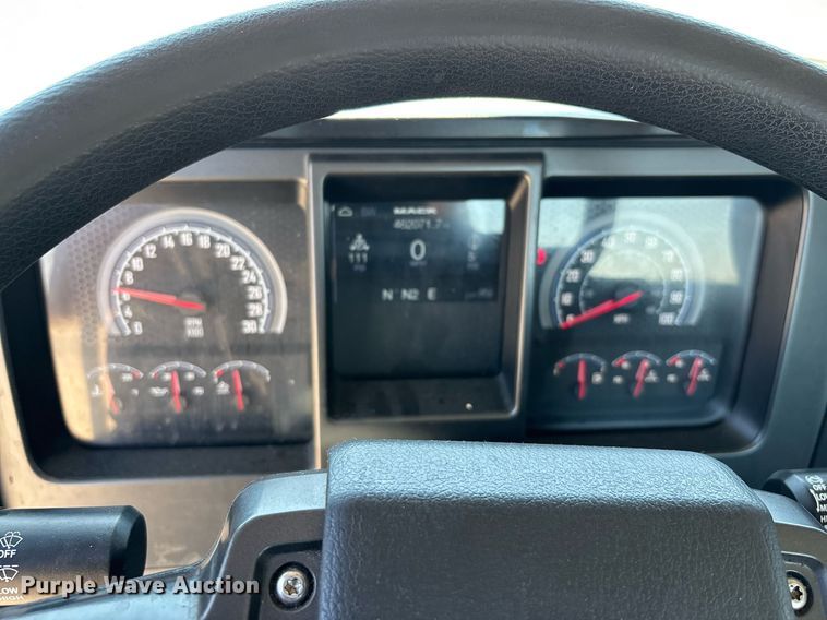 image for item DH8688 2020 Mack Anthem AN64T semi truck