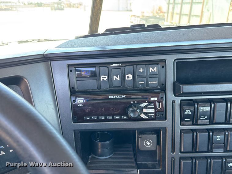 image for item DH8688 2020 Mack Anthem AN64T semi truck