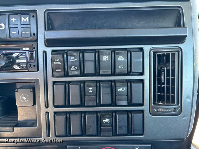 image for item DH8688 2020 Mack Anthem AN64T semi truck