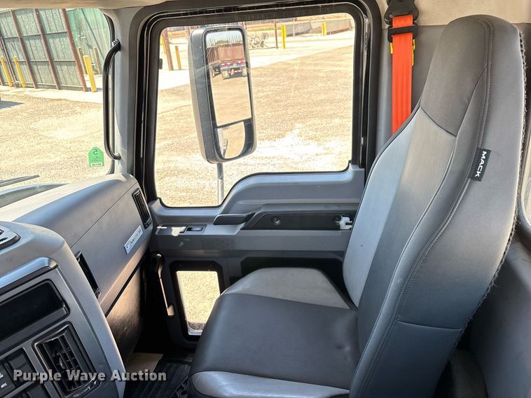 image for item DH8688 2020 Mack Anthem AN64T semi truck