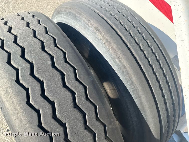 image for item DH8698 2015 Cheetah container trailer