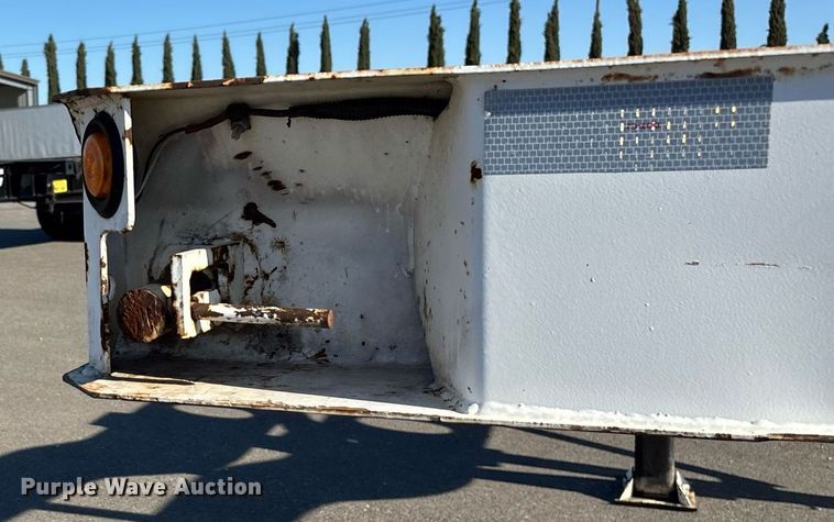 image for item DH8704 2015 Cheetah container trailer