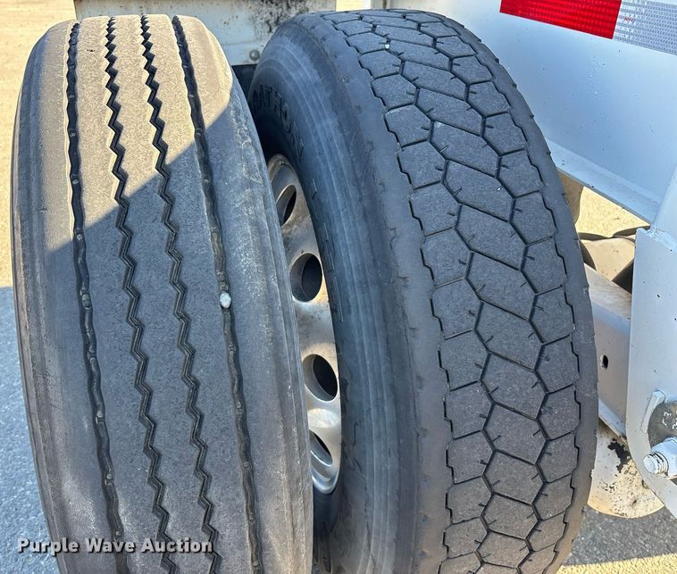 image for item DH8704 2015 Cheetah container trailer