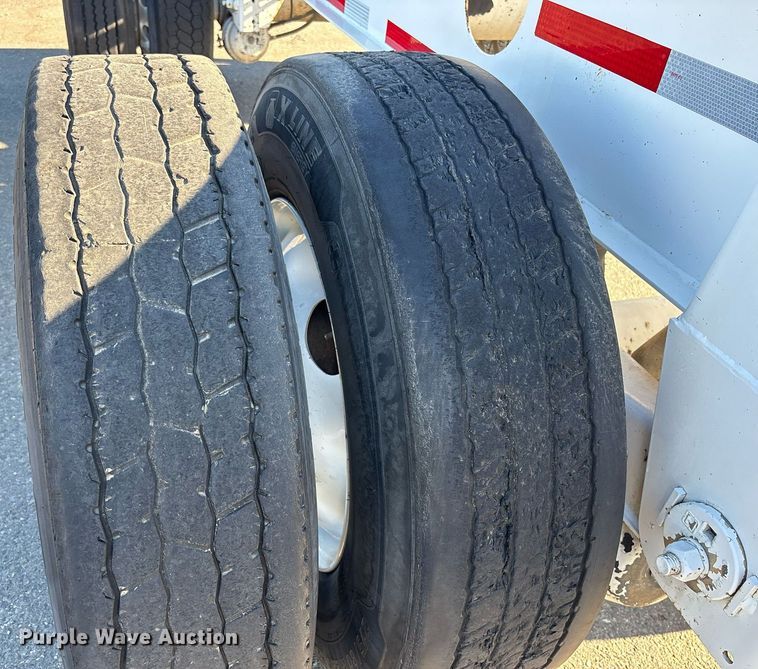 image for item DH8704 2015 Cheetah container trailer