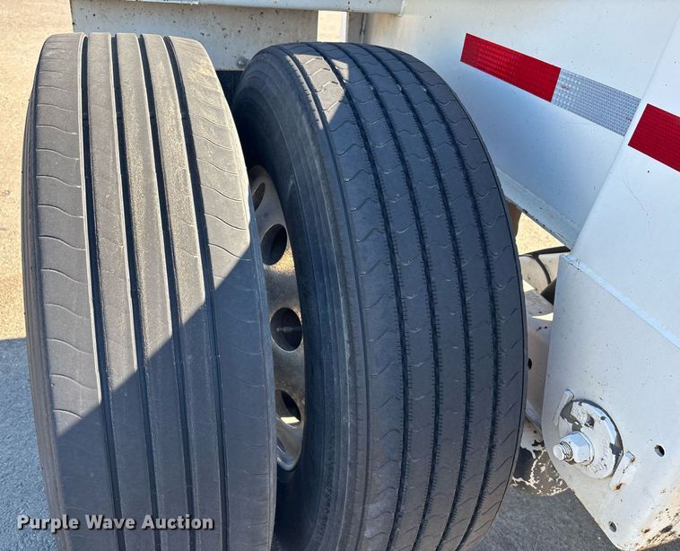 image for item DH8707 2015 Cheetah container trailer