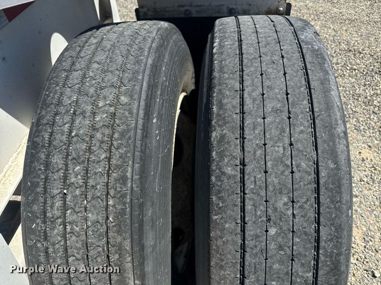 image for item DH8716 2016 Cheetah FB container trailer