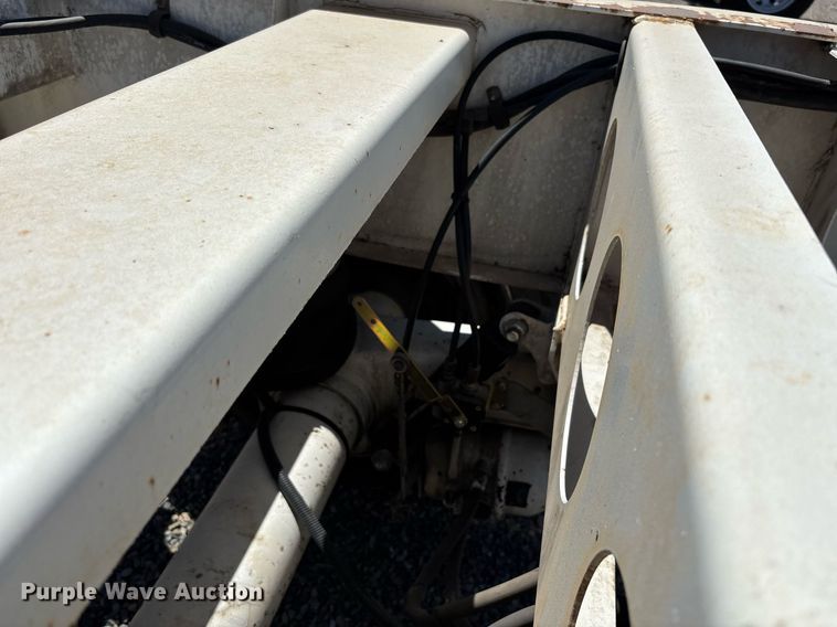 image for item DH8717 2015 Cheetah FB container trailer