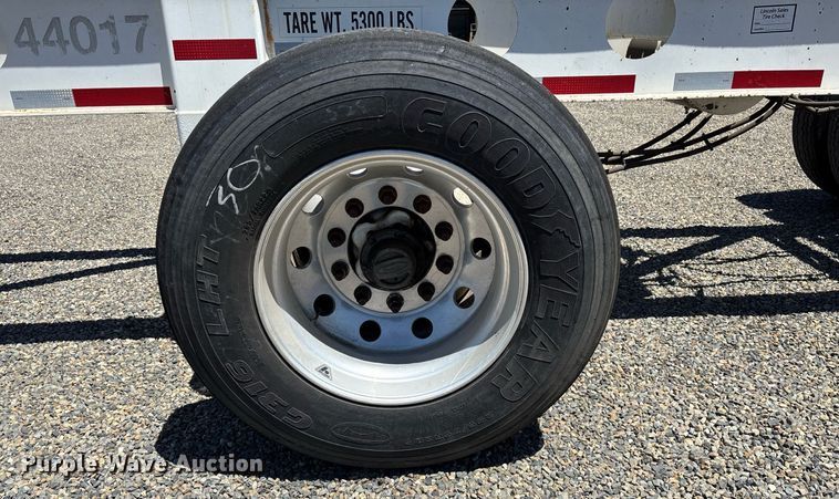 image for item DH8717 2015 Cheetah FB container trailer