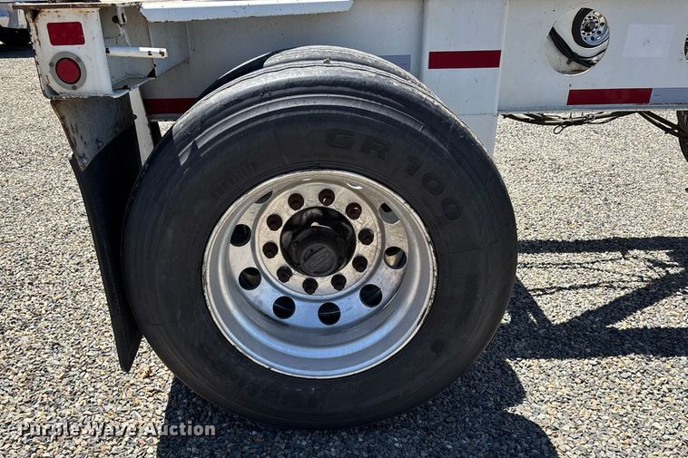 image for item DH8717 2015 Cheetah FB container trailer