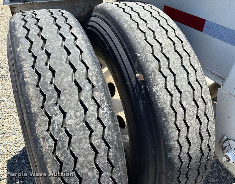 image for item DH8717 2015 Cheetah FB container trailer