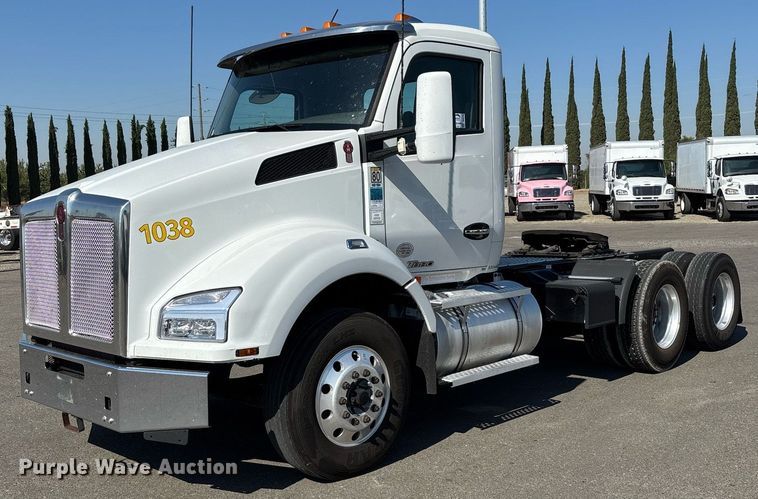 image for item DH8729 2016 Kenworth T880 semi truck