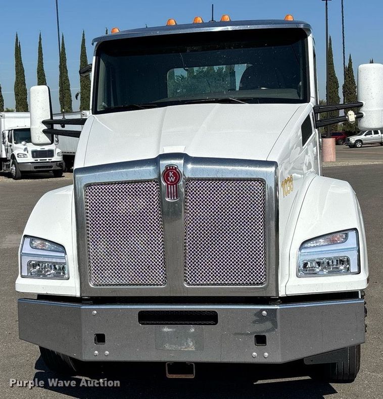 image for item DH8729 2016 Kenworth T880 semi truck