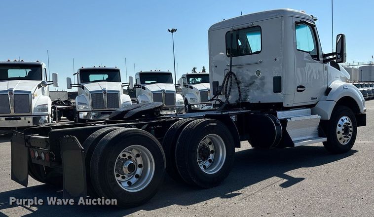 image for item DH8729 2016 Kenworth T880 semi truck