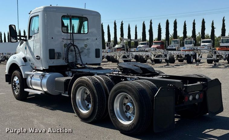 image for item DH8729 2016 Kenworth T880 semi truck
