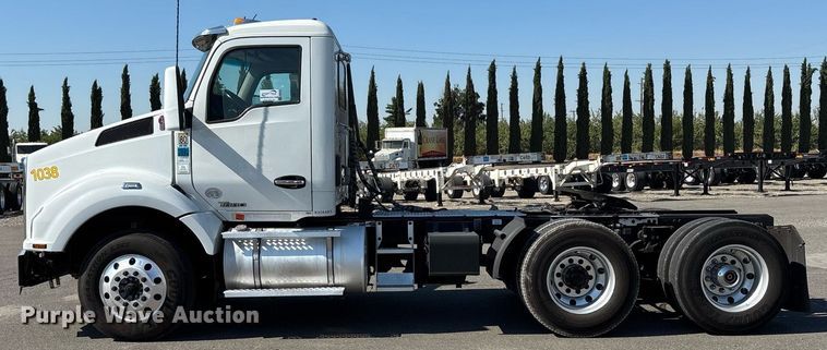 image for item DH8729 2016 Kenworth T880 semi truck