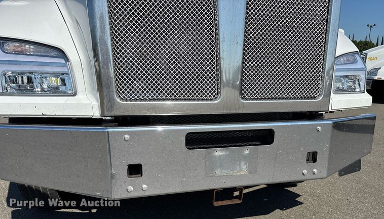 image for item DH8729 2016 Kenworth T880 semi truck