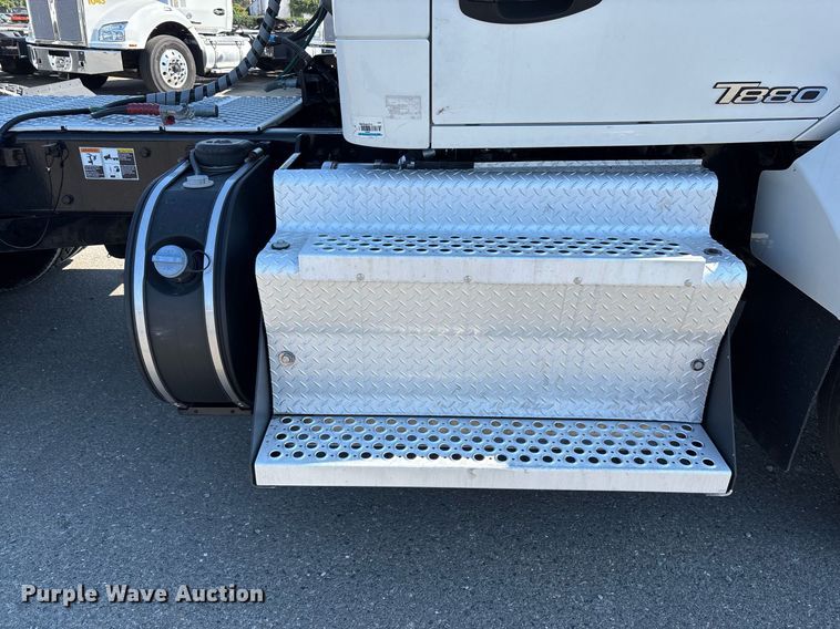 image for item DH8729 2016 Kenworth T880 semi truck