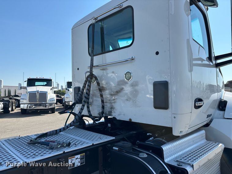 image for item DH8729 2016 Kenworth T880 semi truck