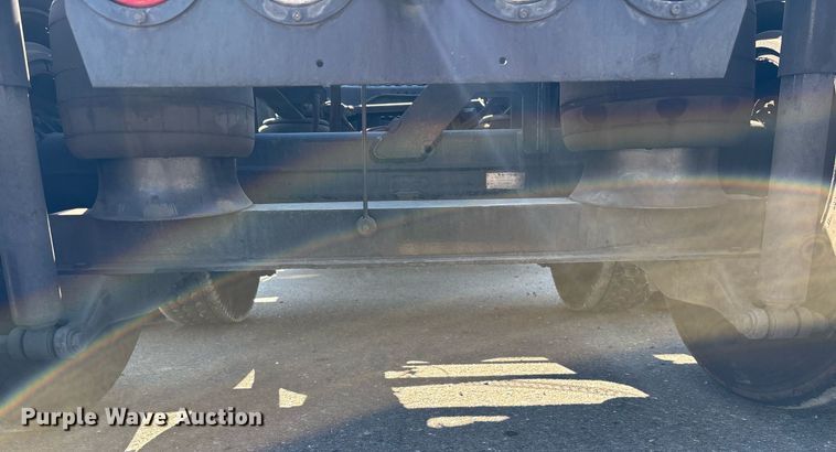 image for item DH8729 2016 Kenworth T880 semi truck