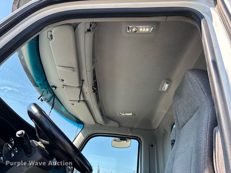 image for item DH8729 2016 Kenworth T880 semi truck