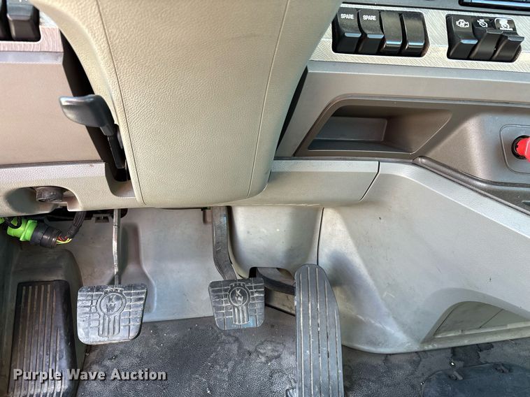 image for item DH8729 2016 Kenworth T880 semi truck