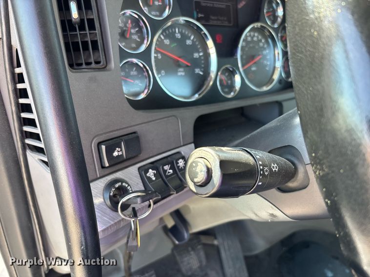 image for item DH8729 2016 Kenworth T880 semi truck