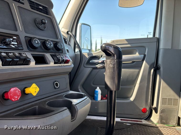 image for item DH8729 2016 Kenworth T880 semi truck