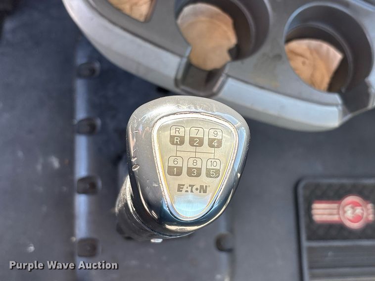 image for item DH8729 2016 Kenworth T880 semi truck