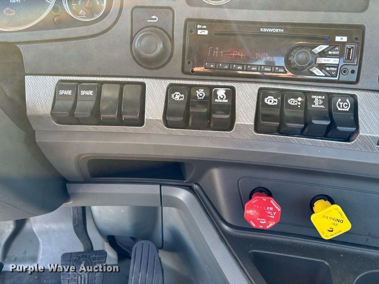 image for item DH8729 2016 Kenworth T880 semi truck