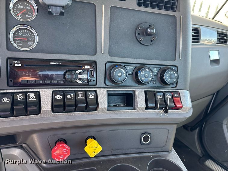 image for item DH8729 2016 Kenworth T880 semi truck