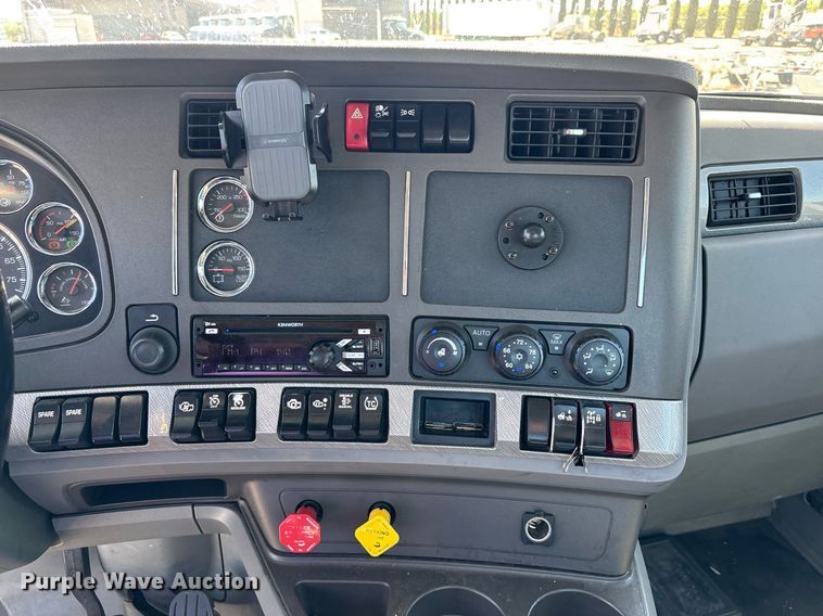 image for item DH8729 2016 Kenworth T880 semi truck