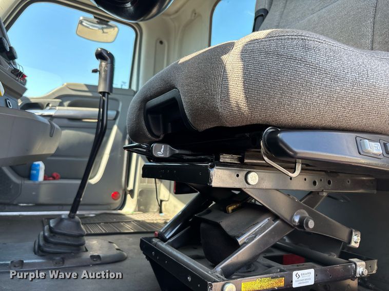 image for item DH8729 2016 Kenworth T880 semi truck