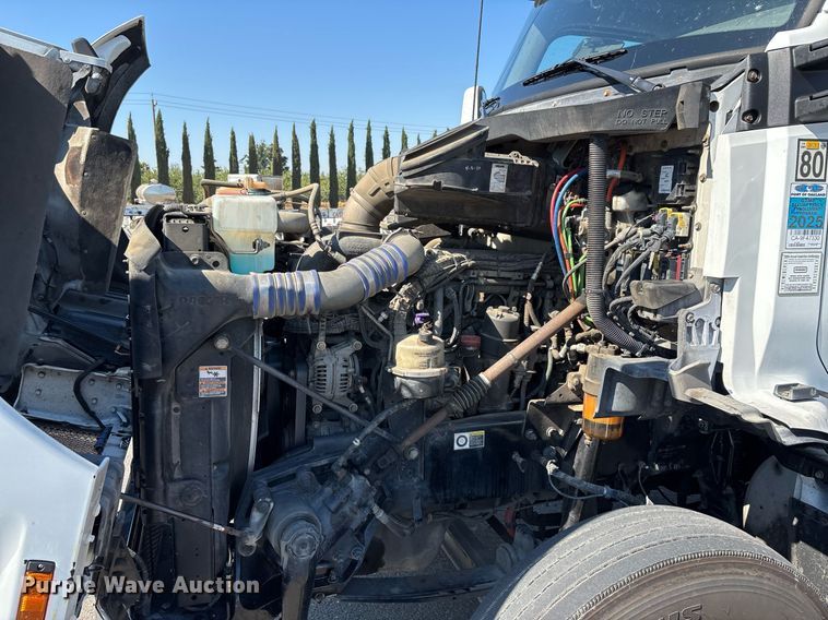 image for item DH8729 2016 Kenworth T880 semi truck