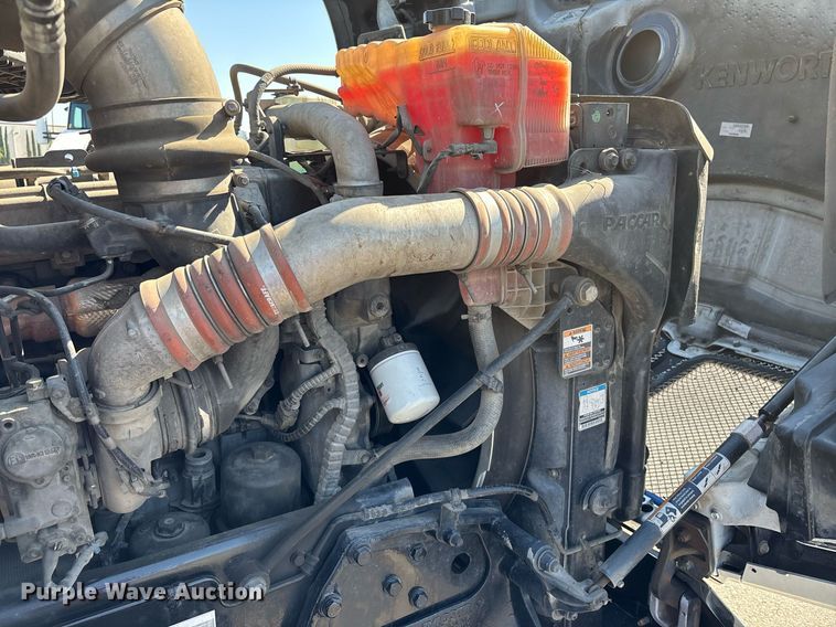 image for item DH8729 2016 Kenworth T880 semi truck