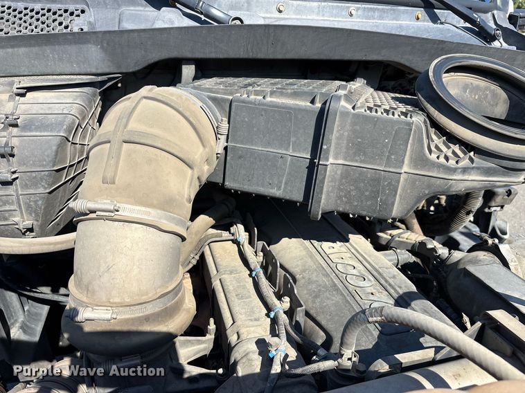 image for item DH8729 2016 Kenworth T880 semi truck