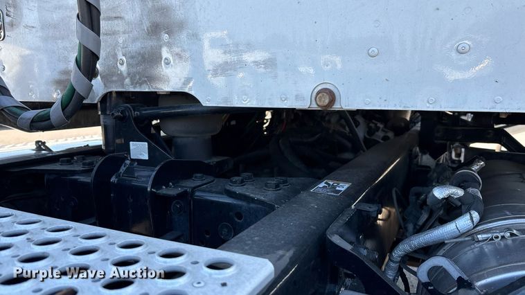 image for item DH8729 2016 Kenworth T880 semi truck