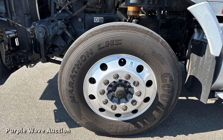 image for item DH8729 2016 Kenworth T880 semi truck