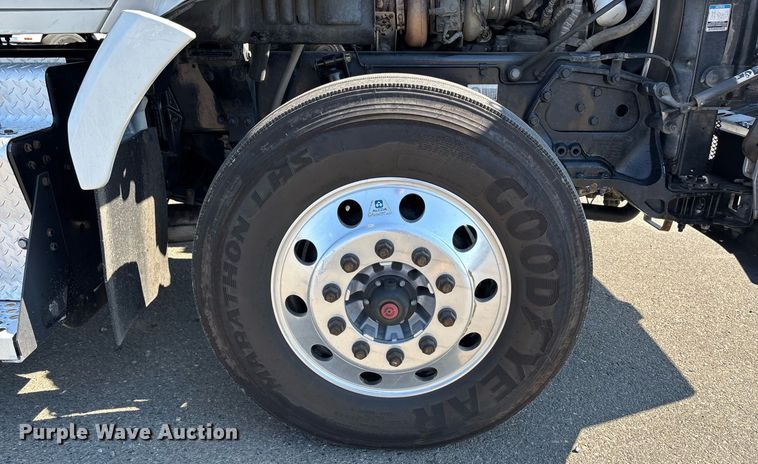 image for item DH8729 2016 Kenworth T880 semi truck