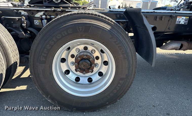 image for item DH8729 2016 Kenworth T880 semi truck