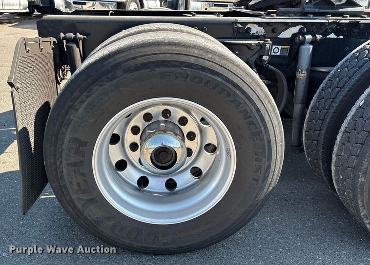 image for item DH8729 2016 Kenworth T880 semi truck