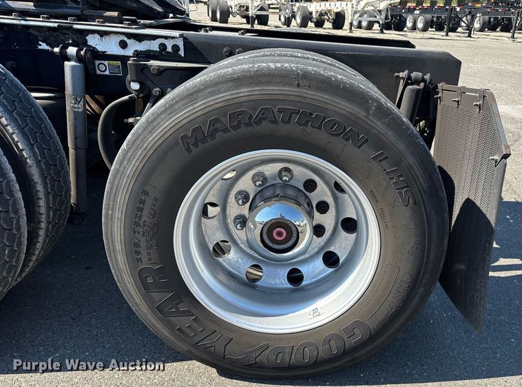 image for item DH8729 2016 Kenworth T880 semi truck