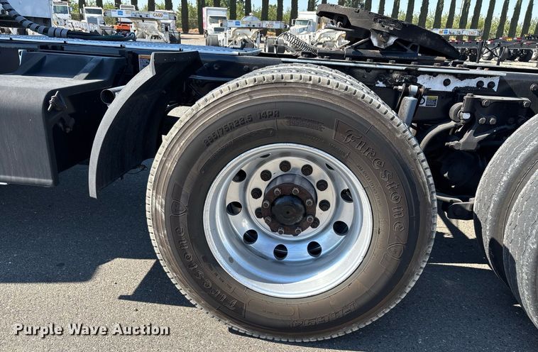 image for item DH8729 2016 Kenworth T880 semi truck