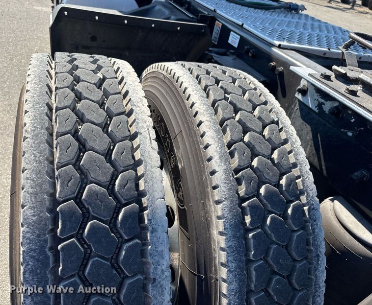 image for item DH8729 2016 Kenworth T880 semi truck