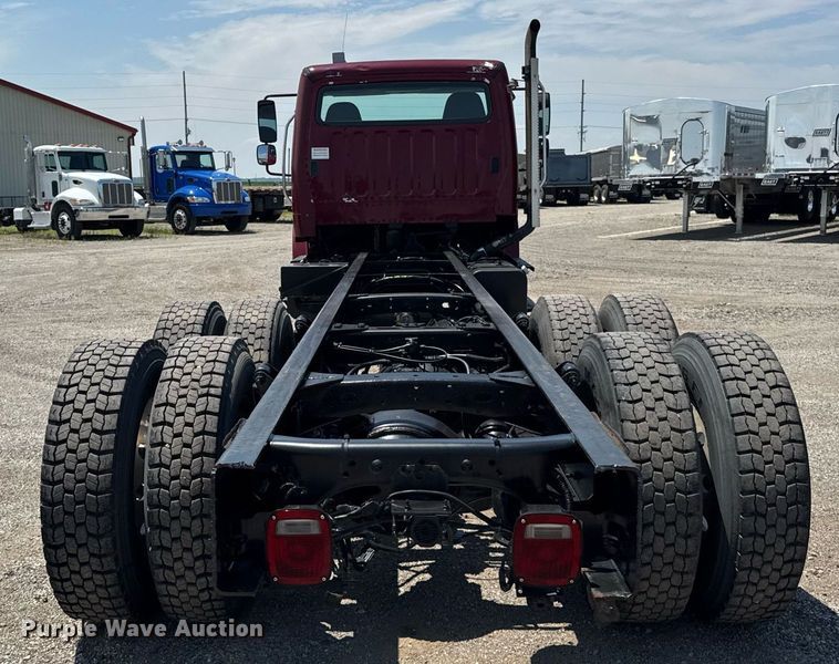 image for item DI9369 2016 Freightliner Business Class M2 truck cab and chassis