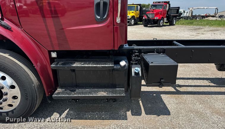 image for item DI9369 2016 Freightliner Business Class M2 truck cab and chassis