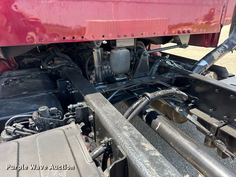 image for item DI9369 2016 Freightliner Business Class M2 truck cab and chassis