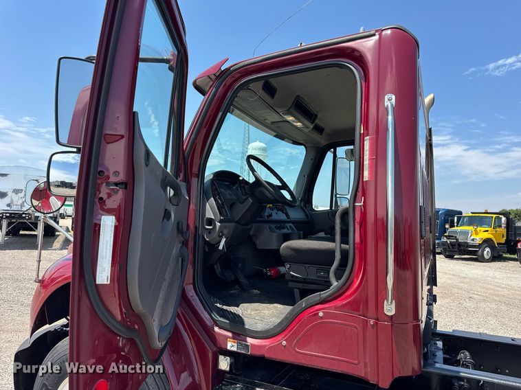 image for item DI9369 2016 Freightliner Business Class M2 truck cab and chassis