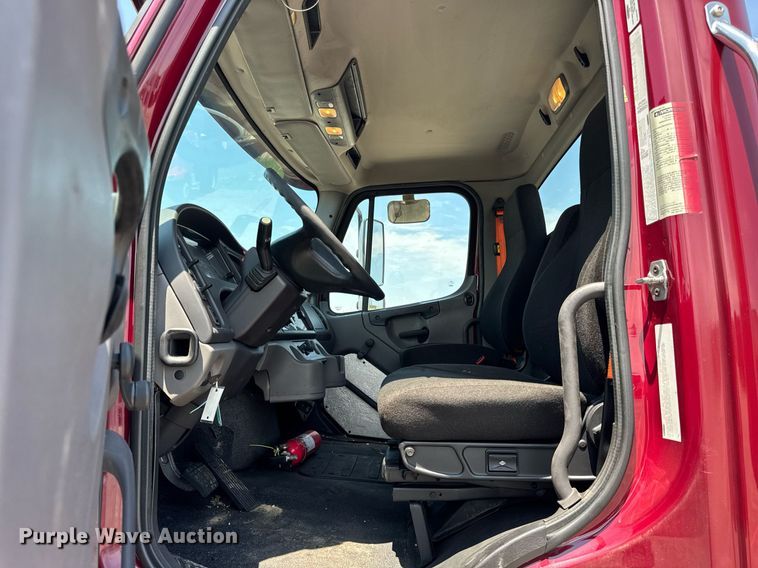 image for item DI9369 2016 Freightliner Business Class M2 truck cab and chassis